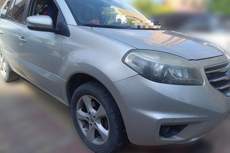 Used Renault Koleos 2012 2.5L 4x4 Comfort Edition with Navigation Front Right 45 Deg