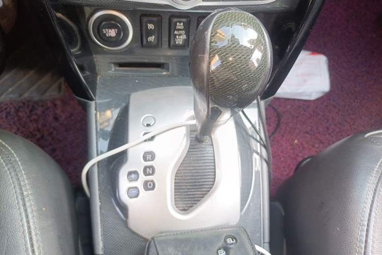 Used Renault Koleos 2012 2.5L 4x4 Comfort Edition with Navigation Gear Lever