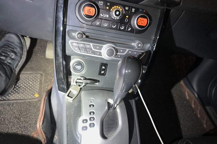 Used Renault Koleos 2012 2.5L Two-Wheel Drive Comfort Edition with Navigation Gear Lever