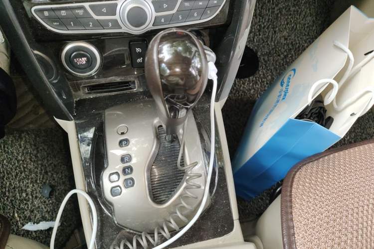 Used Renault Koleos 2012 2.5L Two-Wheel Drive Comfort Edition with Navigation Gear Lever