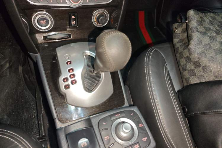 Used Renault Koleos 2012 2.5L Two-Wheel Drive Comfort Edition with Navigation Gear Lever