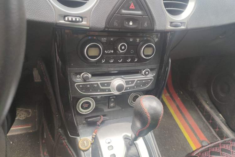 Used Renault Koleos 2012 2.5L Two-Wheel Drive Comfort Edition with Navigation Gear Lever