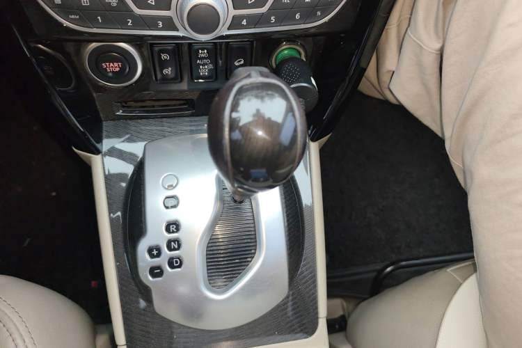 Used Renault Koleos 2012 2.5L 4x4 Comfort Edition with Navigation Gear Lever