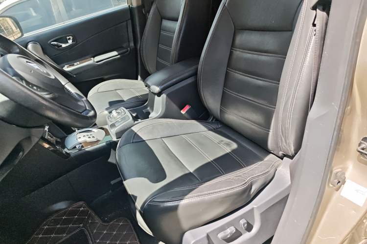 Used Renault Koleos 2012 2.5L Two-Wheel Drive Comfort Edition with Navigation Left Front Seat