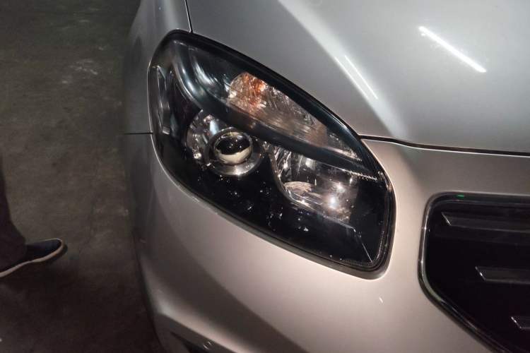 Used Renault Koleos 2012 2.5L 4x4 Comfort Edition with Navigation Right Front Headlight
