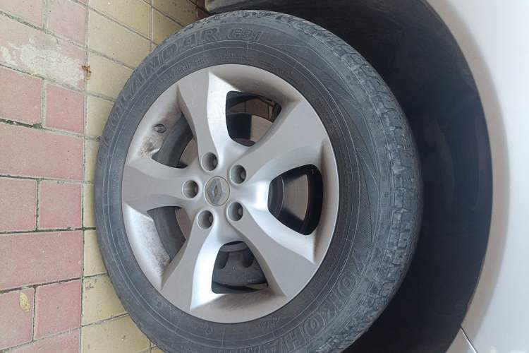 Used Renault Koleos 2012 2.5L 4x4 Comfort Edition with Navigation Right Front Wheel Hub