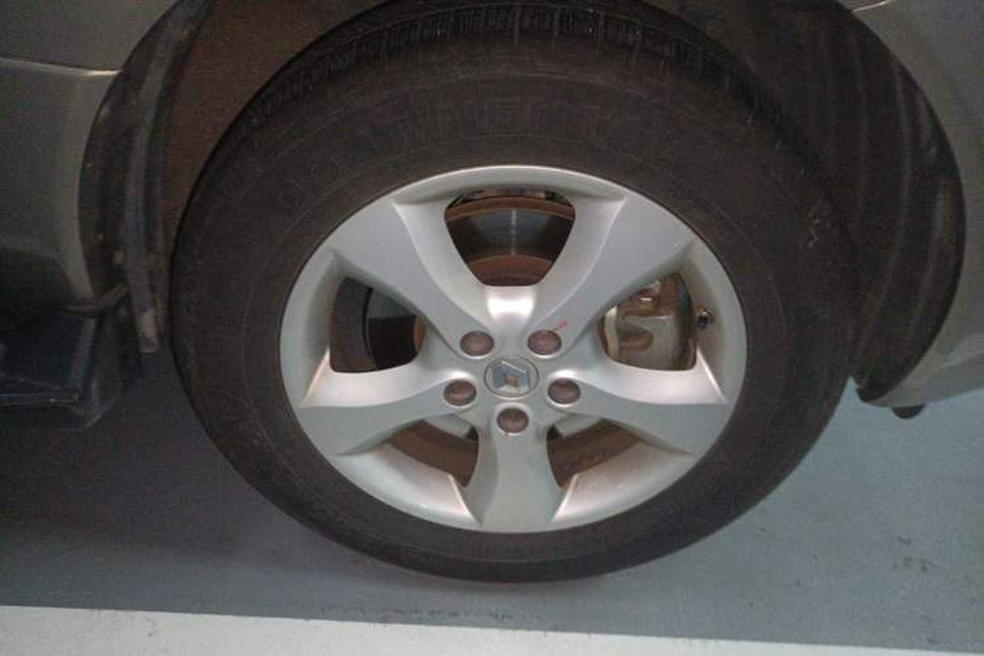 Used Renault Koleos 2012 2.5L 4x4 Comfort Edition with Navigation Right Front Wheel Hub