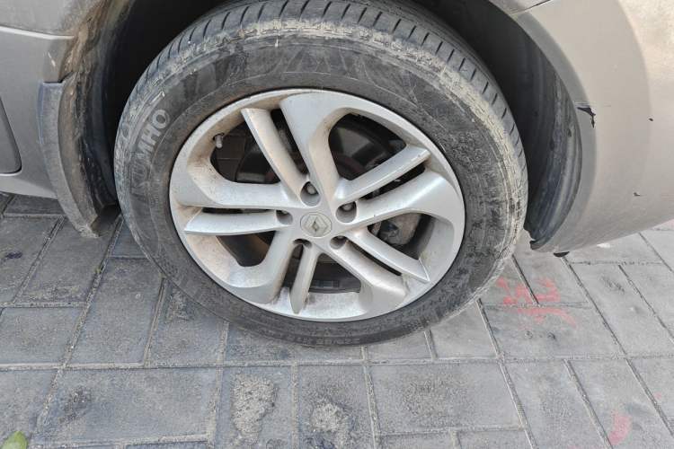 Used Renault Koleos 2012 2.5L 4x4 Luxury Navigation Edition Right Front Wheel Hub