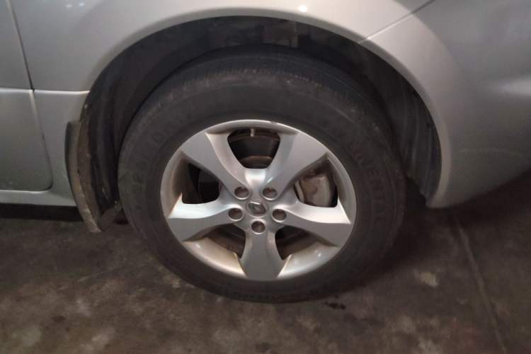 Used Renault Koleos 2012 2.5L 4x4 Comfort Edition with Navigation Right Front Wheel Hub