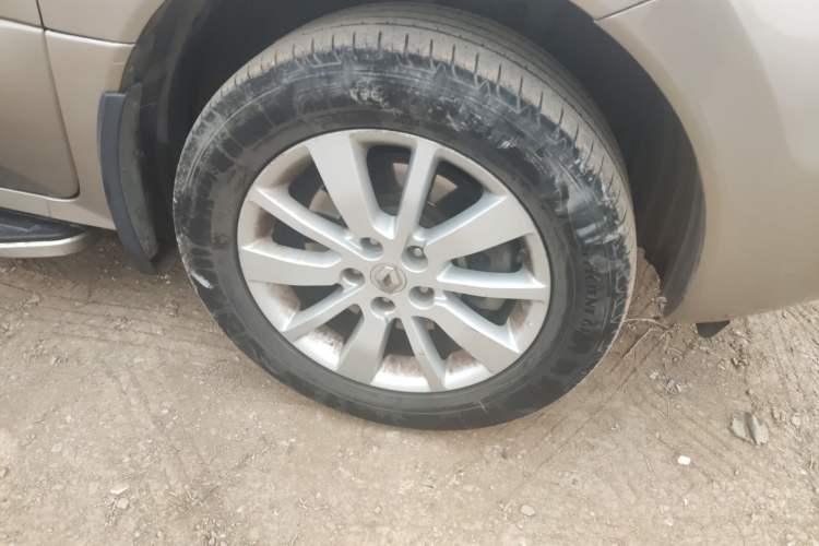 Used Renault Koleos 2012 2.5L Two-Wheel Drive Comfort Edition with Navigation Right Front Wheel Hub