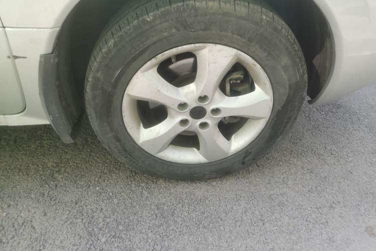 Used Renault Koleos 2012 2.5L 4x4 Comfort Edition with Navigation Right Front Wheel Hub