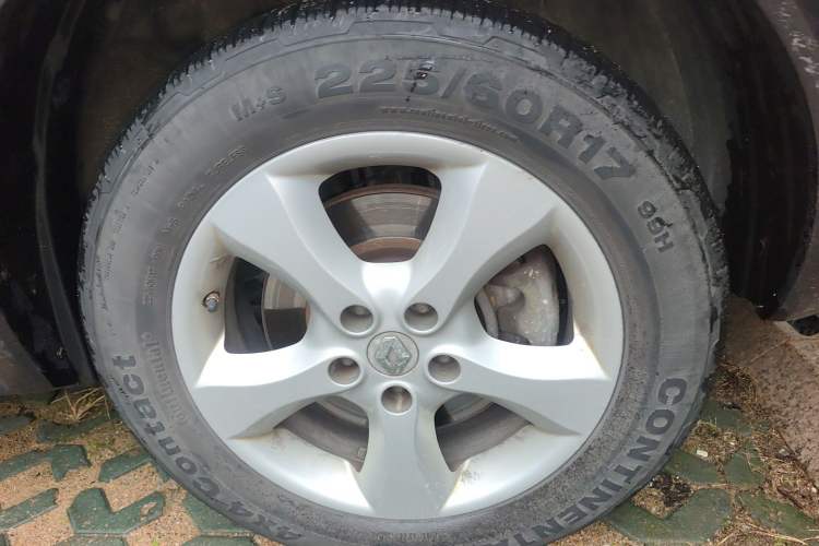 Used Renault Koleos 2012 2.5L 4x4 Comfort Edition with Navigation Right Front Wheel Hub