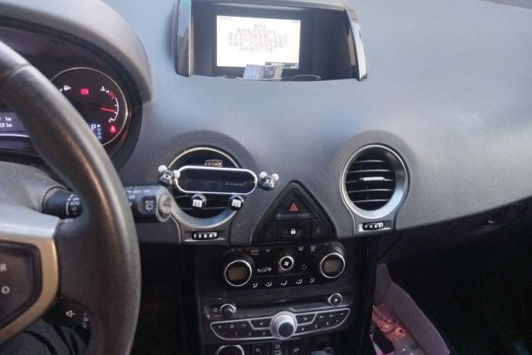 Used Renault Koleos 2012 2.5L 4x4 Comfort Edition with Navigation Audio And AC Panel
