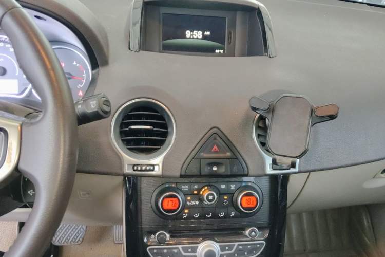 Used Renault Koleos 2012 2.5L 4x4 Comfort Edition with Navigation Audio And AC Panel