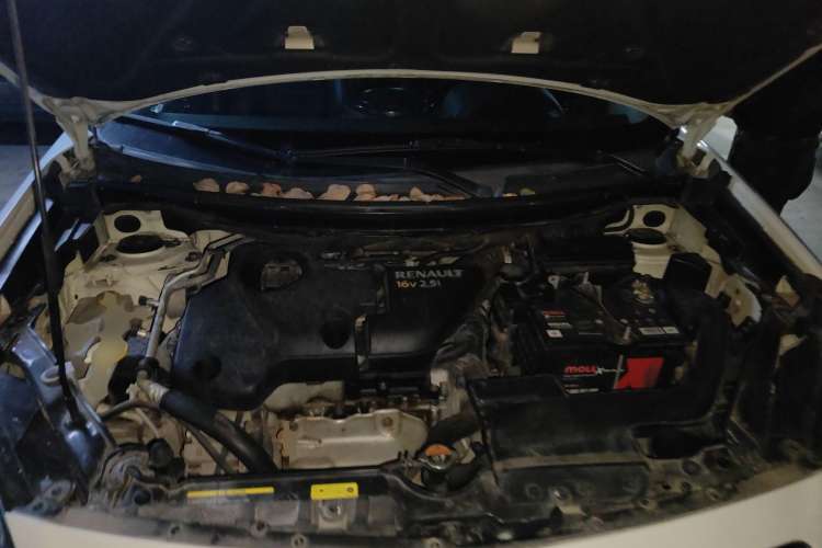 Used Renault Koleos 2012 2.5L 4x4 Comfort Edition with Navigation Engine Bay