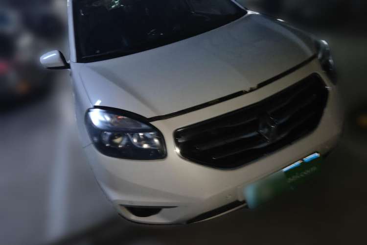Used Renault Koleos 2012 2.5L 4x4 Comfort Edition with Navigation Front Right 45 Deg
