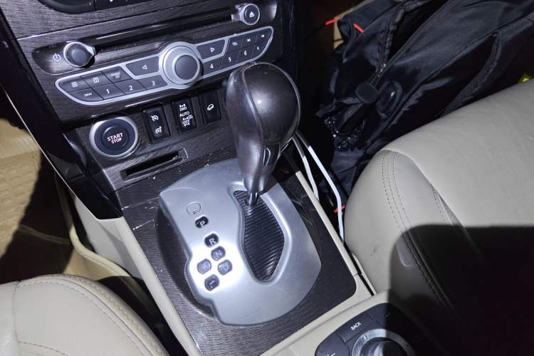 Used Renault Koleos 2012 2.5L 4x4 Comfort Edition with Navigation Gear Lever