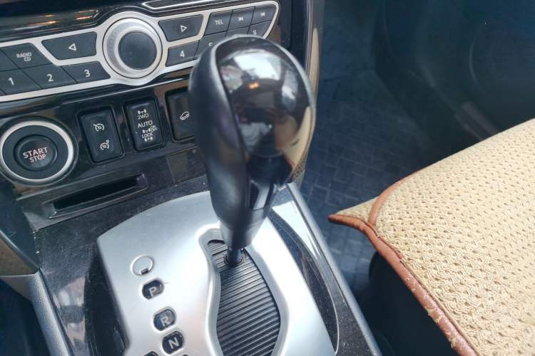 Used Renault Koleos 2012 2.5L 4x4 Comfort Edition with Navigation Gear Lever