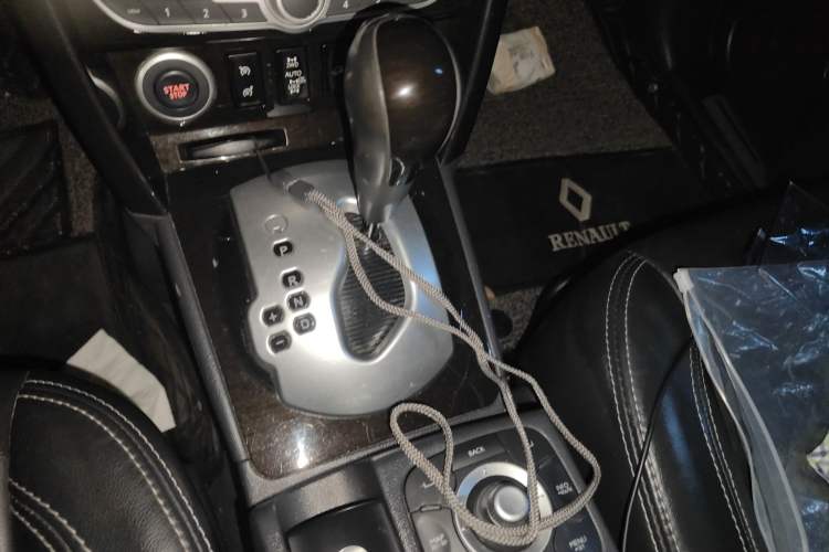 Used Renault Koleos 2012 2.5L 4x4 Comfort Edition with Navigation Gear Lever