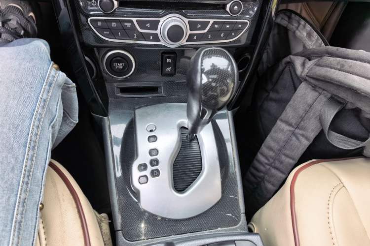 Used Renault Koleos 2012 2.5L Two-Wheel Drive Comfort Edition with Navigation Gear Lever