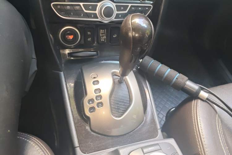 Used Renault Koleos 2012 2.5L 4x4 Comfort Edition with Navigation Gear Lever
