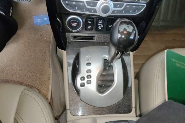 Used Renault Koleos 2012 2.5L 4x4 Comfort Edition with Navigation Gear Lever