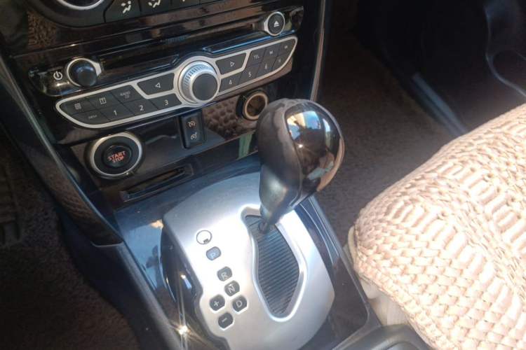 Used Renault Koleos 2012 2.5L Two-Wheel Drive Comfort Edition with Navigation Gear Lever