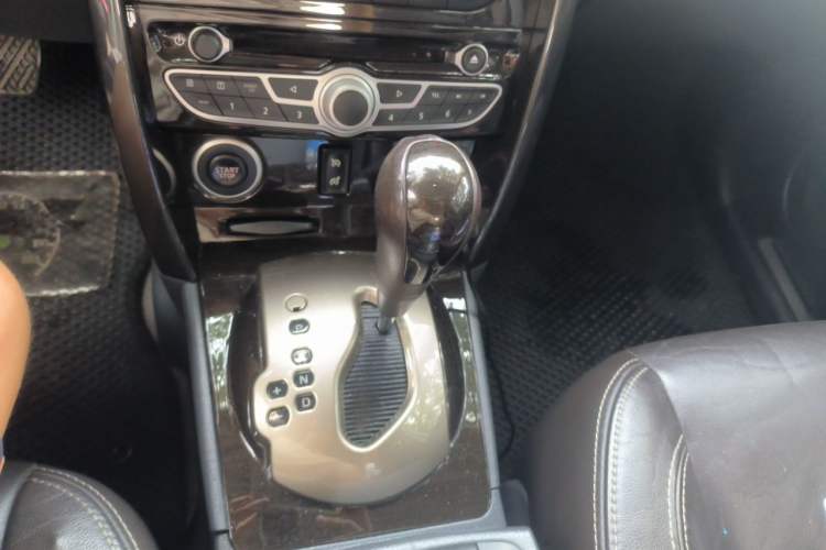 Used Renault Koleos 2012 2.5L Two-Wheel Drive Comfort Edition with Navigation Gear Lever