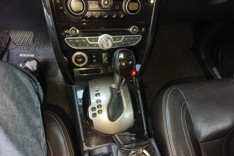 Used Renault Koleos 2012 2.5L 4x4 Comfort Edition with Navigation Gear Lever