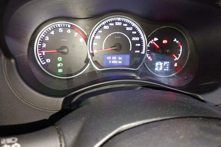 Used Renault Koleos 2012 2.5L Two-Wheel Drive Comfort Edition with Navigation Odometer Close Up