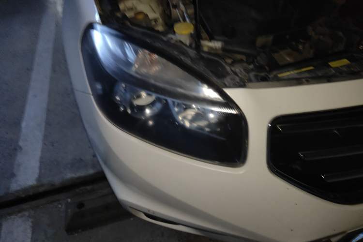 Used Renault Koleos 2012 2.5L 4x4 Comfort Edition with Navigation Right Front Headlight