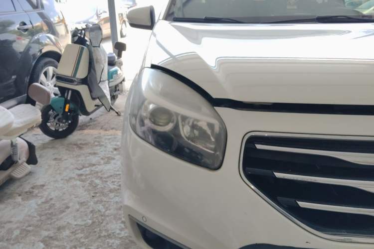 Used Renault Koleos 2012 2.5L 4x4 Comfort Edition with Navigation Right Front Headlight