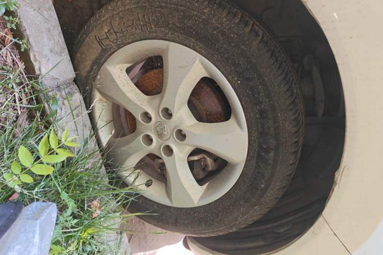 Used Renault Koleos 2012 2.5 Two-Wheel Drive Urban Edition Right Front Wheel Hub