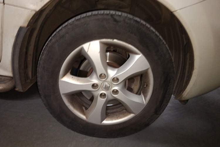 Used Renault Koleos 2012 2.5L Two-Wheel Drive Comfort Edition with Navigation Right Front Wheel Hub