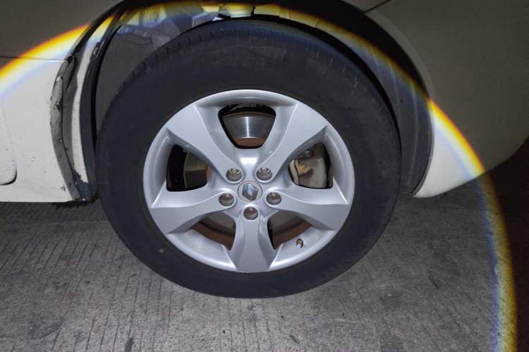 Used Renault Koleos 2012 2.5L 4x4 Comfort Edition with Navigation Right Front Wheel Hub