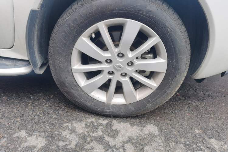 Used Renault Koleos 2012 2.5L 4x4 Comfort Edition with Navigation Right Front Wheel Hub