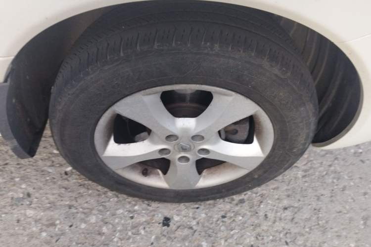Used Renault Koleos 2012 2.5L 4x4 Comfort Edition with Navigation Right Front Wheel Hub