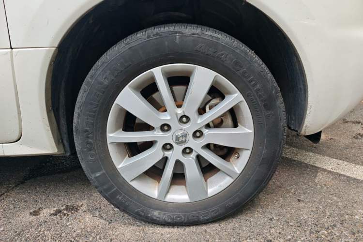 Used Renault Koleos 2012 2.5L 4x4 Comfort Edition with Navigation Right Front Wheel Hub