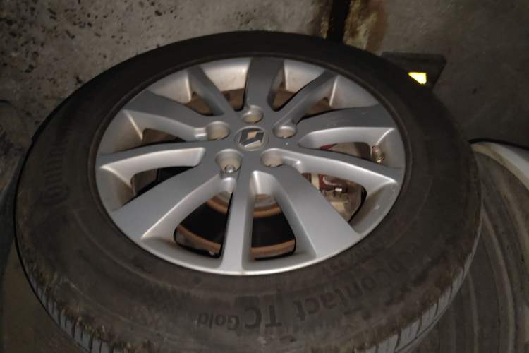 Used Renault Koleos 2012 2.5L 4x4 Comfort Edition with Navigation Right Front Wheel Hub