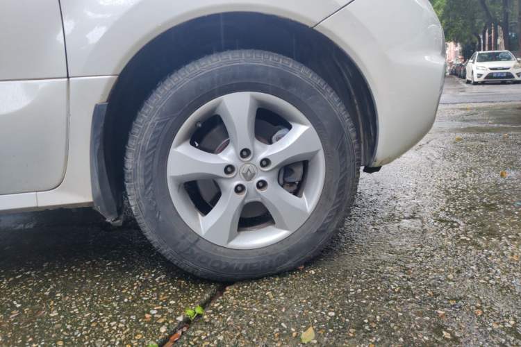 Used Renault Koleos 2012 2.5L Two-Wheel Drive Comfort Edition with Navigation Right Front Wheel Hub