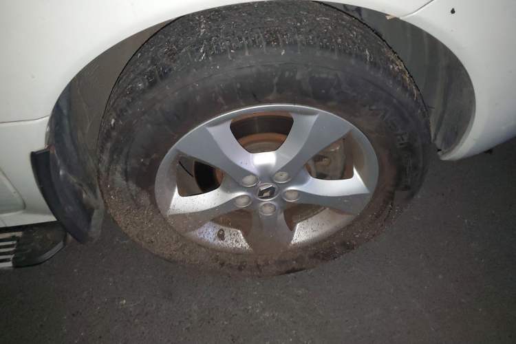 Used Renault Koleos 2012 2.5L Two-Wheel Drive Comfort Edition with Navigation Right Front Wheel Hub