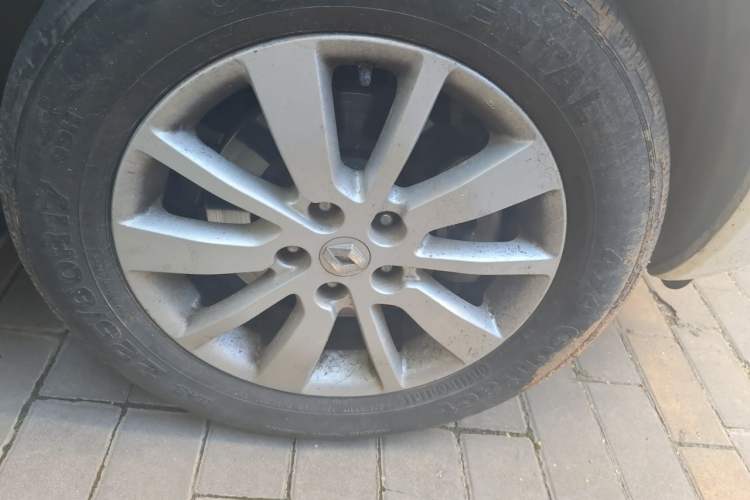 Used Renault Koleos 2012 2.5L 4x4 Comfort Edition with Navigation Right Front Wheel Hub