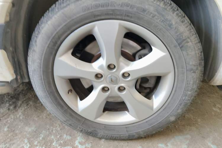 Used Renault Koleos 2012 2.5L 4x4 Comfort Edition with Navigation Right Front Wheel Hub