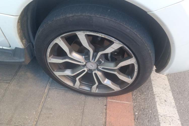 Used Renault Koleos 2012 2.5L Two-Wheel Drive Comfort Edition with Navigation Right Front Wheel Hub