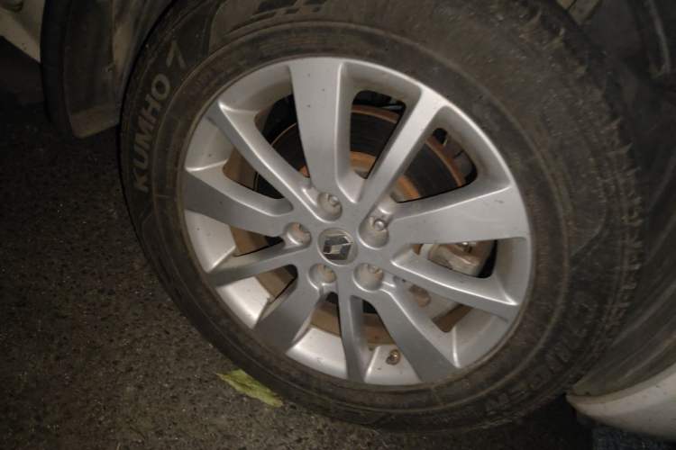 Used Renault Koleos 2012 2.5L 4x4 Comfort Edition with Navigation Right Front Wheel Hub