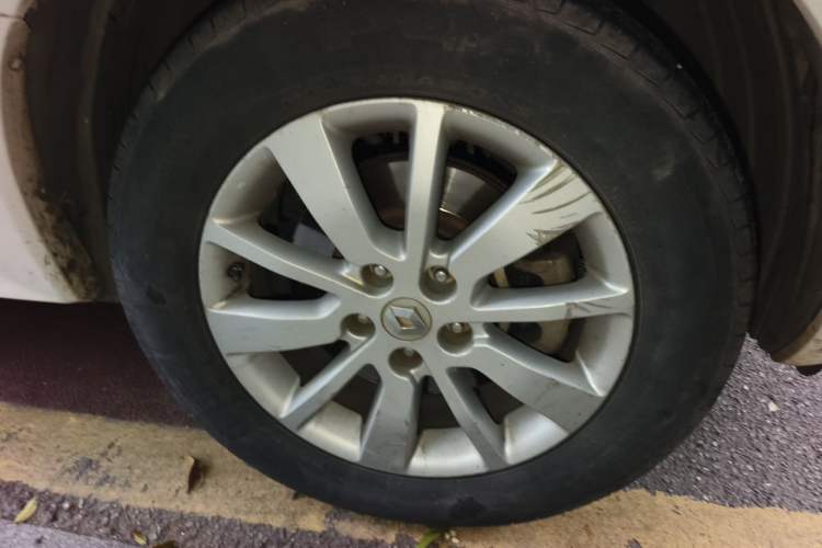 Used Renault Koleos 2012 2.5L 4x4 Comfort Edition with Navigation Right Front Wheel Hub