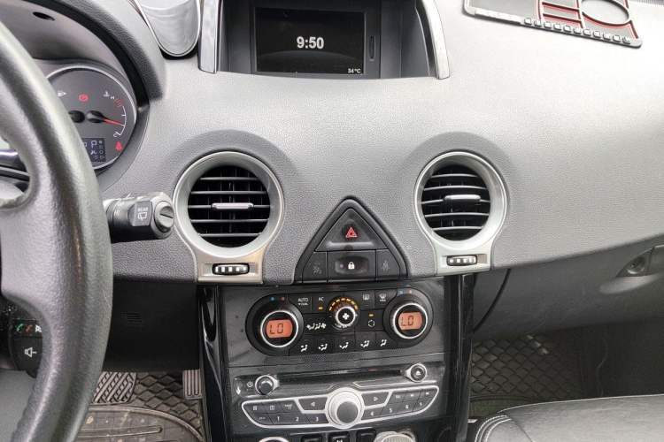 Used Renault Koleos 2012 2.5L 4x4 Luxury Navigation Edition Audio And AC Panel