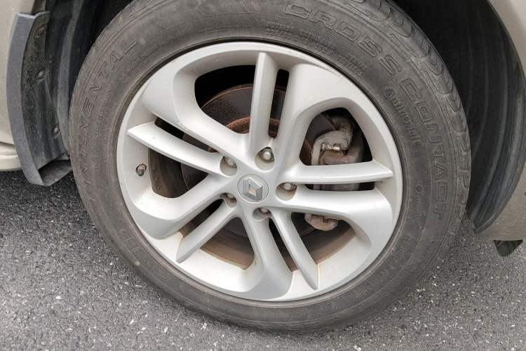 Used Renault Koleos 2012 2.5L 4x4 Luxury Navigation Edition Right Front Wheel Hub