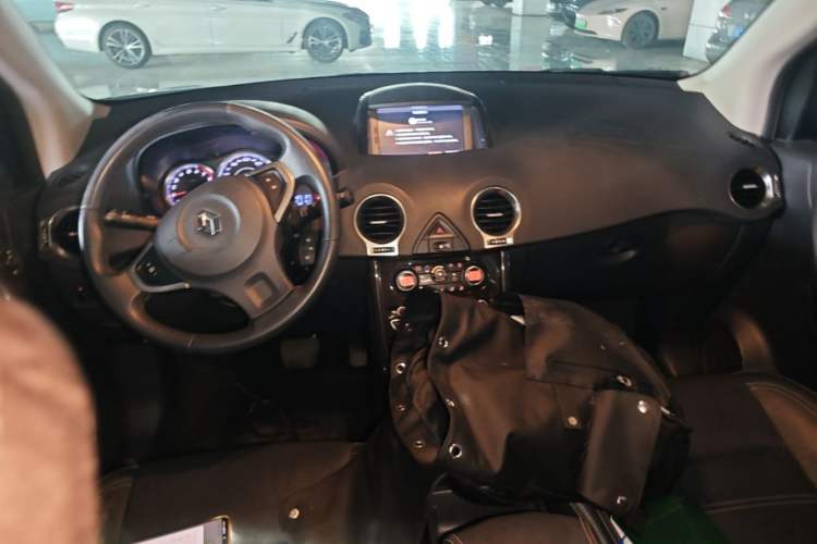 Used Renault Koleos 2013 2.5L Two-Wheel Drive Comfort Edition Center Console