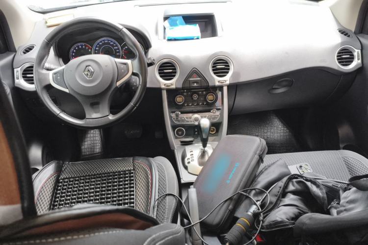 Used Renault Koleos 2013 2.5L Two-Wheel-Drive Urban Edition Center Console